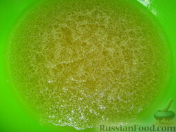 Пирог постный яблочный: В миску налить сок, добавить сахар и растительное масло, хорошо перемешать. Добавить мед, перемешать.