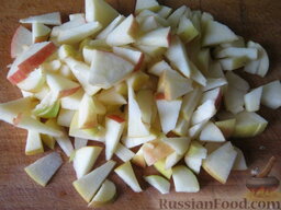 Пирог постный яблочный: Яблоки вымыть, очистить и нарезать некрупными кусочками.  Включить духовку - разогреть до 180-190 градусов.