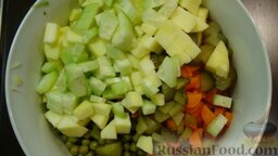 Салат "Оливье": В большую миску порежьте отварную морковь, яблоко, соленые огурцы и свежий огурец (я советую сначала очистить его от кожуры), добавьте зеленый горошек.