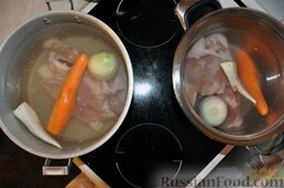 Уха из петуха: Заливаем в кастрюлю воду, кладем туда курицу, добавляем лук, морковь, корень петрушки (целиком).
