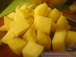 Картофель с овощами в рукаве: Картофель очистить и нарезать кубиками.