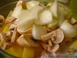 Картофель с овощами в рукаве: Крупно нарезать лук.
