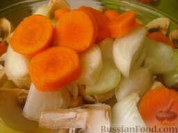 Картофель с овощами в рукаве: Морковь нарезать кружочками. На терке натирать не стОит - морковь растворится.