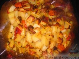 Картофель с овощами в рукаве: Запекать картофель с овощами в духовке примерно 1 час.   Приятного аппетита!
