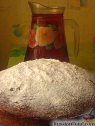 Постный пирог с чаем: Посыпать пирог постный сахарной пудрой через сито. Аккуратно извлечь пирог из формы на блюдо.