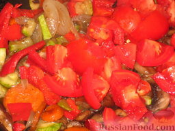 Писто: Нарезанные не крупно помидоры добавить к овощам. Все перемешать. Добавить специи по вкусу. Тушить все вместе еще 5-20 минут.