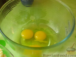 Запеканка с макаронами и мясом: Яйца разбить в миску. Взбить.