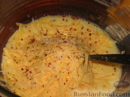 Запеканка с макаронами и мясом: В сливочно-яичную массу натереть сыр. Добавить соль, специи.