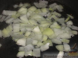 Запеканка с макаронами и мясом: Разогреть масло на сковороду. Обжарить слегка на нем лук.