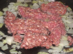 Запеканка с макаронами и мясом: мясо измельчить в блендере или на мясорубке. Добавить к луку.