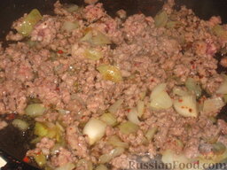 Запеканка с макаронами и мясом: Обжарить мясо с луком, добавить специи по вкусу.