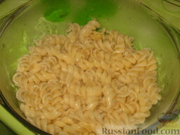 Запеканка с макаронами и мясом: Смазать растительным маслом форму. На дно выложить половину макарон.