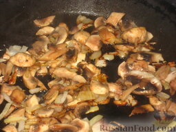 Быстрый мясной пирог: Нарезать грибы и добавить к луку. Обжарить, помешивая (несколько минут, до легкой румяности).