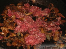 Быстрый мясной пирог: Перемолоть мясо и добавить к луку и грибам. Обжаривать, помешивая, 7 минут. Добавить по желанию пряности и соль.