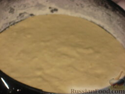 Быстрый мясной пирог: Включить духовку. Противень или форму смазать растительным маслом, можно присыпать мукой. Вылить в форму 2/3 теста.