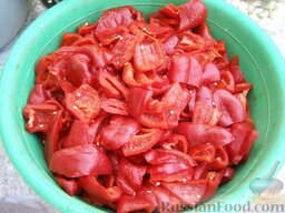 Аджика с помидорами и яблоками: Как приготовить аджику из помидоров:    Перец моем, чистим, режем на полоски или квадратики.