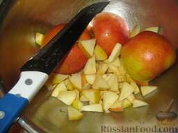 Простой пирог с яблоками: Яблоки помыть, почистить и нарезать небольшими кубиками.