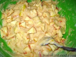 Простой пирог с яблоками: В миску добавить нарезанные яблоки и хорошо перемешать.
