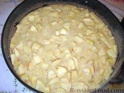 Простой пирог с яблоками: Форму смазать маслом и обсыпать сухарями. Вылить в форму тесто. Поставить форму на среднюю полку в духовку.