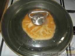 Плацинда с тыквой: Когда плацинда с тыквой подрумянилась, перевернуть её на другую сторону и закрыть сковороду крышкой. Чтобы с помощью пара она пропеклась внутри.
