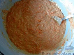 Морковные котлеты: К натертой моркови добавить 3 взбитых яйца, муку и соль. Тщательно перемешать.