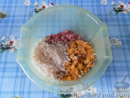 Мясные тефтели с рисом и овощами в томатном соусе: Добавляем полуготовый рис и луково-морковную зажарку.