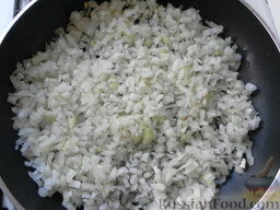 Мясные тефтели с рисом и овощами в томатном соусе: Отправляем лук на сковороду, в разогретое масло.