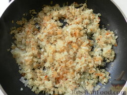Мясные тефтели с рисом и овощами в томатном соусе: Пассеруем до золотистого цвета.