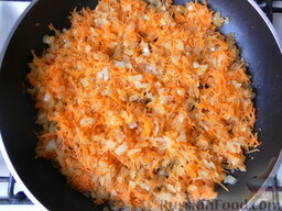 Мясные тефтели с рисом и овощами в томатном соусе: Тщательно перемешиваем и жарим на сильном огне 5-10 минут.