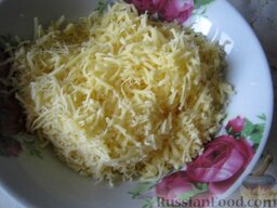 Салат "Шапка Мономаха": Вареный картофель очистить и натереть на крупной терке. Потереть на мелкой терке сыр.