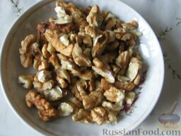 Салат "Шапка Мономаха": Очистить грецкие орехи.