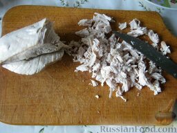 Салат "Шапка Мономаха": Отварную курицу порезать на мелкие кусочки. Яйца почистить и потереть, отдельно белки и отдельно желтки.