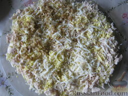 Салат "Шапка Мономаха": Сверху слой куриного мяса, майонез, затем слой белка от яиц. И майонез. Потом грецкие орехи и майонез.