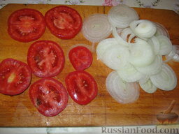 Свинина с ананасами и сыром: Лук почистить. Помыть лук и помидор, порезать кольцами.