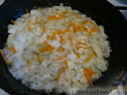Свинина тушеная с кислой капустой: Нагреть сковороду. Налить 3 ст. ложки растительного масла. Выложить на сковороду морковь и лук. Обжарить овощи, помешивая, на среднем огне до золотистого цвета.