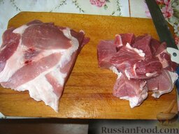 Свинина тушеная с кислой капустой: Мясо помыть и обсушить. Нарезать на кусочки.
