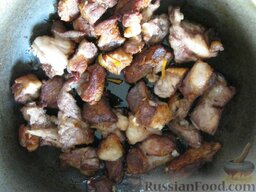 Свинина тушеная с кислой капустой: Нагреть казан, налить 1 ст. ложку растительного масла. Обжарить мясо до золотистого цвета.