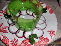 Салат Оливье "Для буржуев": Выкладываем салат через кольцо, сделанное из пластиковой бутылки.