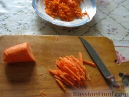 Салат из тыквы: Тыкву и морковь очистить и помыть. Морковь нарезать соломкой. А тыкву натереть на крупной терке.