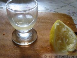 Салат из тыквы: Лимонный сок отжать в отдельную емкость.