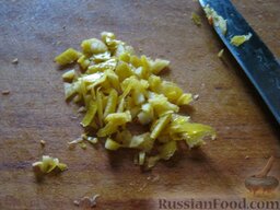 Салат из тыквы: С лимона срезать цедру и нашинковать ее соломкой.