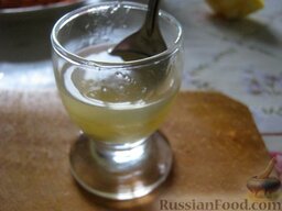 Салат из тыквы: Приготовить заправку для салата из тыквы. Лимонный сок добавить к меду и хорошо перемешать.