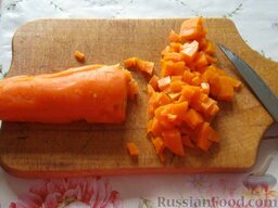 Салат "Оливье" постный: Морковь порезать кубиками.