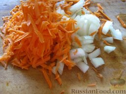 Начинка из кислой капусты для пирожков и пирогов: Как приготовить начинку из капусты квашеной:    Почистить морковь и лук. Морковь натереть на терке, а лук порезать кубиками.