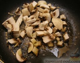 Макароны с грибами, ветчиной и помидорами под сыром: Как приготовить макароны с грибами и сыром:    Грибы нарезать кубиками, обжаривать со всех сторон 5 минут.