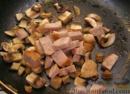 Макароны с грибами, ветчиной и помидорами под сыром: Колбасу, копченое мясо или бекон нарезать кубиками, добавить к грибам, обжаривать еще 3 минуты.