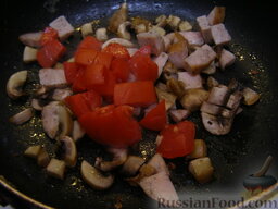 Макароны с грибами, ветчиной и помидорами под сыром: Помидор нарезать кубиками, добавить к грибам и колбасе. Обжаривать до золотистого цвета (2-3 минуты).