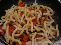 Макароны с грибами, ветчиной и помидорами под сыром: Добавить еще 1 ст. ложку оливкового масла. Отварные макароны выложить на сковороду, перемешать с остальными продуктами. Обжаривать со всех сторон 2-3 минуты.