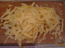 Макароны с грибами, ветчиной и помидорами под сыром: Сыр натереть на крупной терке.