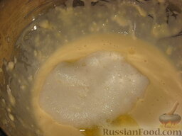 Яблоки в кляре: Добавить взбитый белок в тесто.